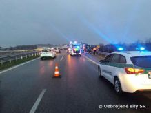 Vojensk policajti zabezpeovali bezpenos a plynulos cestnej premvky  pri dopravnej nehode na rchlostnej  ceste R1